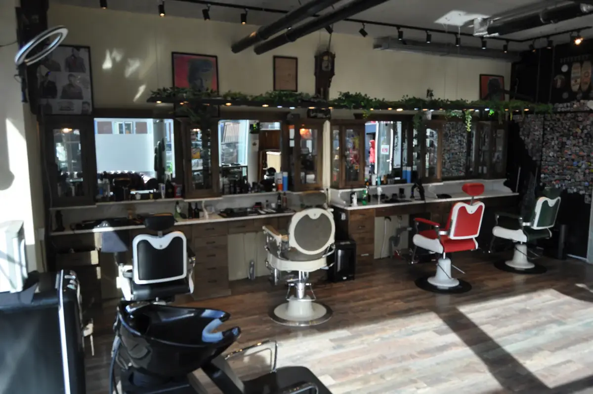 Werkplekken met spiegels en barberstoelen in Barber Poort Almere