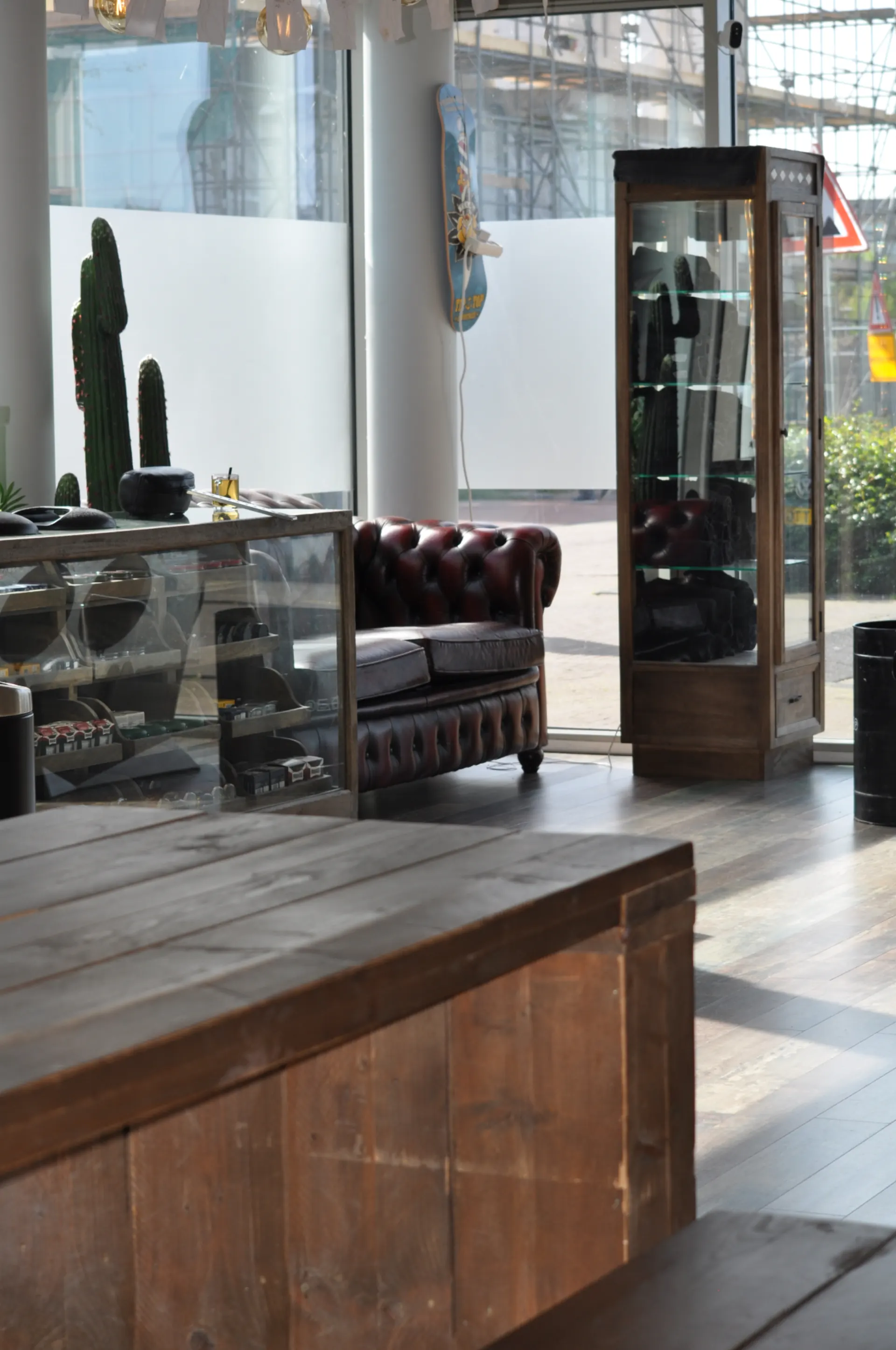 Vintage chesterfield-bank en vitrine met grooming-producten